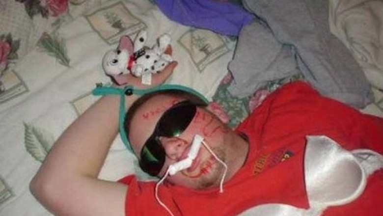 Кто-то спит , а кто-то забавляется 