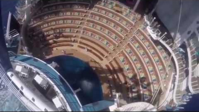 Прыжок в бассейн круизного лайнера