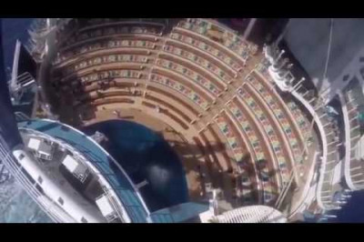 Прыжок в бассейн круизного лайнера