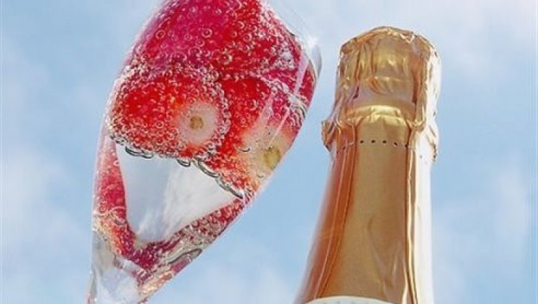 Maison strawberry champagne. Бокалы с шампанским. Шампанское с клубникой. Бокал шампанского с клубникой. Шампанское на море.