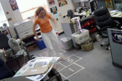 Офисные работники развлекаются