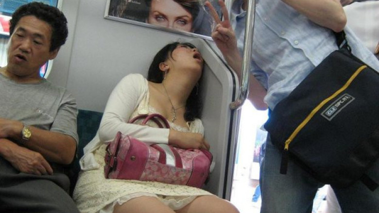 During attempt. Спящие люди в автобусе. Сон в общественном транспорте.