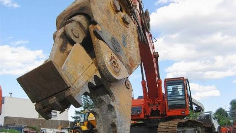 Железный монстр по кличке экскаватор