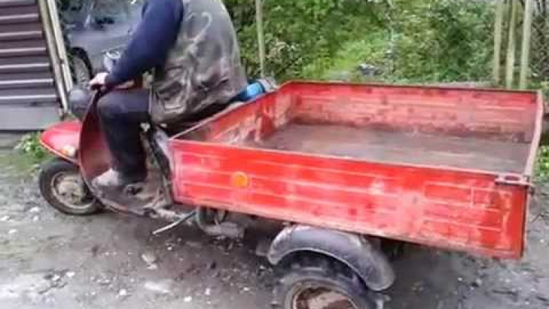 Мужик упал с мотороллера в глубокую яму