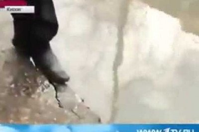 Мужик упал в яму с водой в эфире ТВ