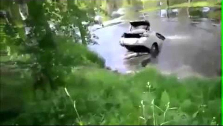 Утопили машину в реке