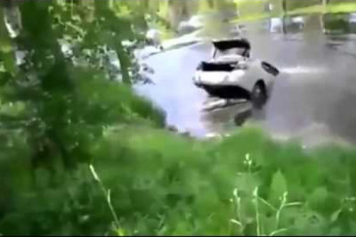 Утопили машину в реке