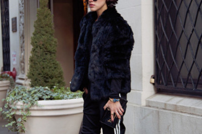 В адидасе и туфлях