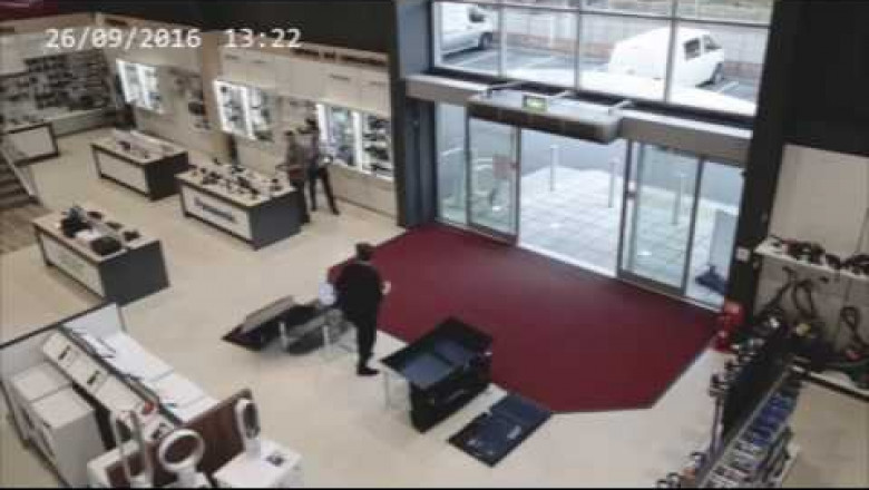 Мужик купил четыре телевизора за несколько секунд. 