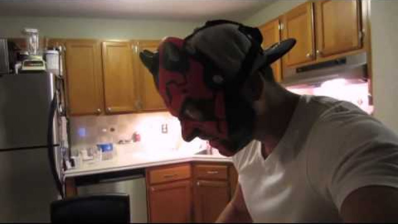 "Преображение " хозяина испугало котэ .