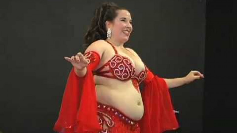Женщина продемонстрировала настоящий танец живота 