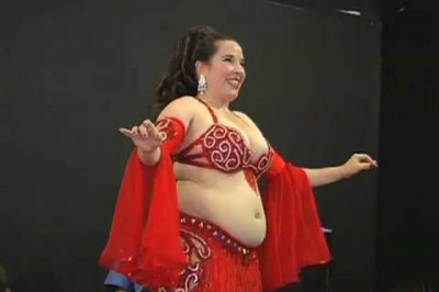 Женщина продемонстрировала настоящий танец живота 