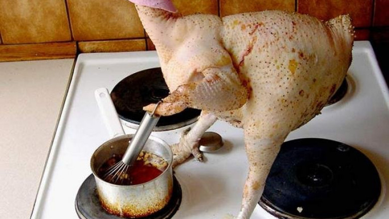 Соседка готовила курицу закончилась соль. Ощипанная курица. Смешная ощипанная курица. Жареный петух. Курица ощипанная прикол.