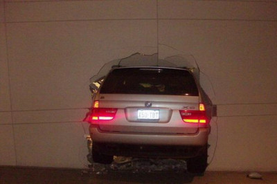 В стене застрял