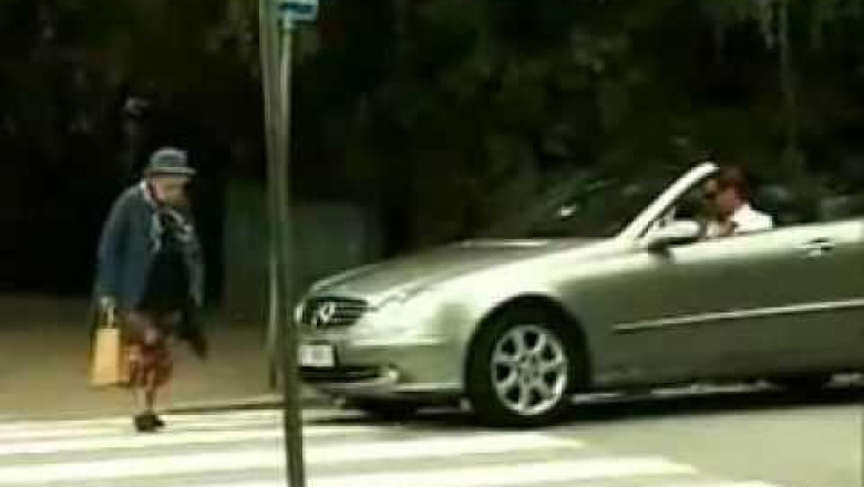 Бабка переходит дорогу