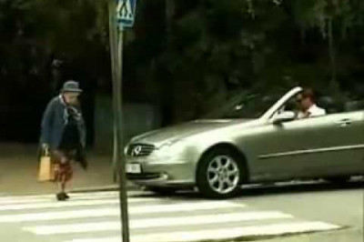 Бабка переходит дорогу