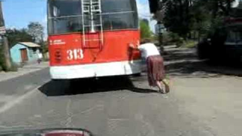 Бабка толкает троллейбус