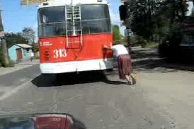 Бабка толкает троллейбус