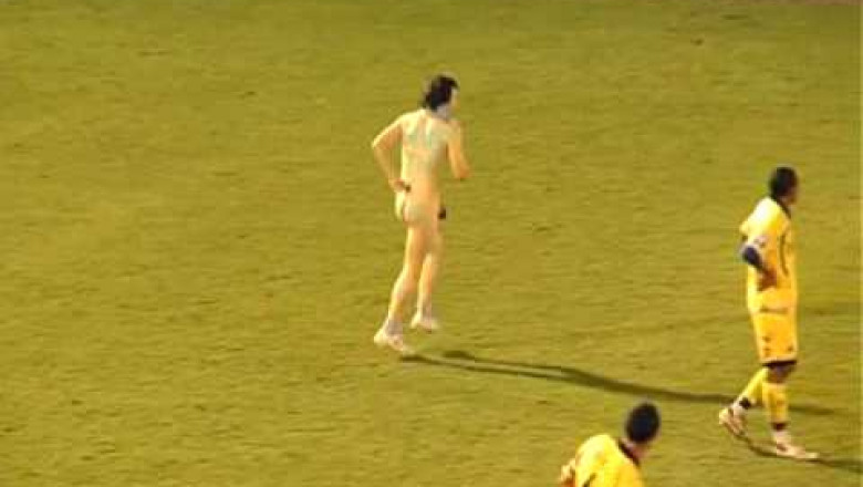 Болельщик выбежал на поле