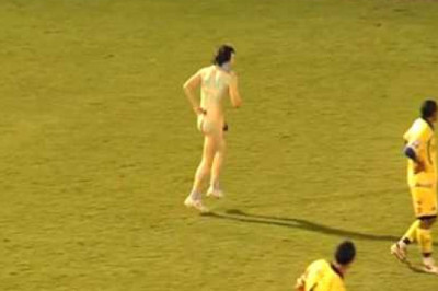 Болельщик выбежал на поле