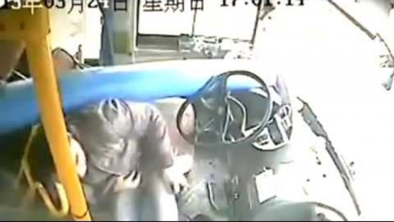 Водитель автобуса в Китае чудом избежал гибели