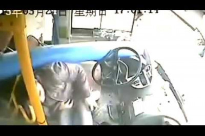 Водитель автобуса в Китае чудом избежал гибели