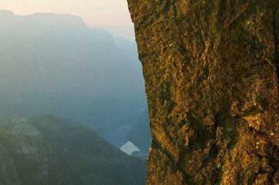 Шокирующие трюки акробата из Норвегии .
