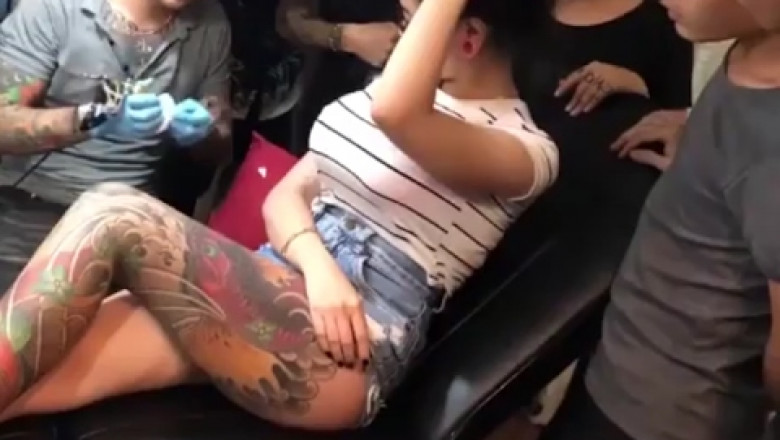 Грудь азиатки лопнула, когда ей делали тату