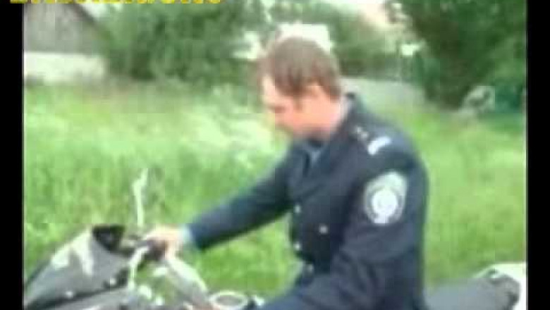 Полицейский отбирает мотоцикл