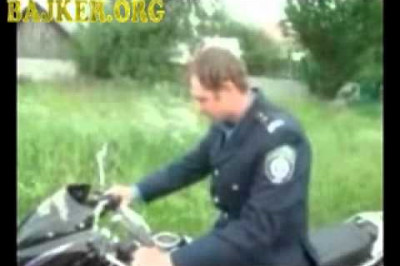 Полицейский отбирает мотоцикл