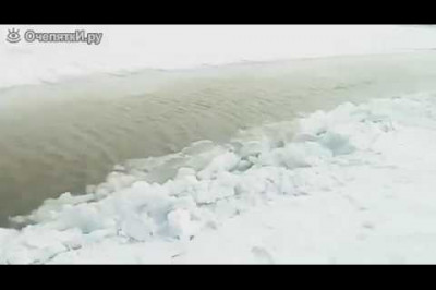 Прыжок микроавтобуса через разлом во льду