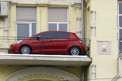 Автомобили на балконе