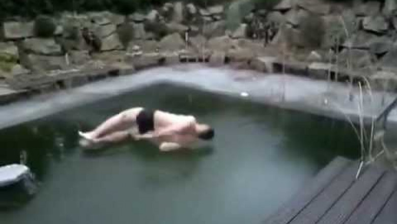Мужик решил прыгнуть в бассейн