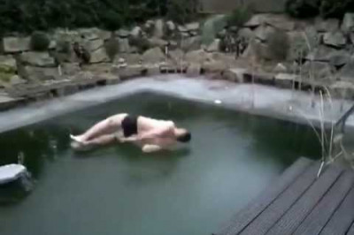 Мужик решил прыгнуть в бассейн