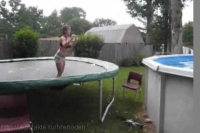 Прыжок с батута в бассейн