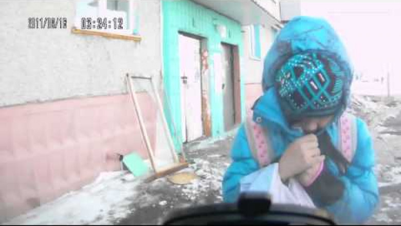 Девочка идет по дороге