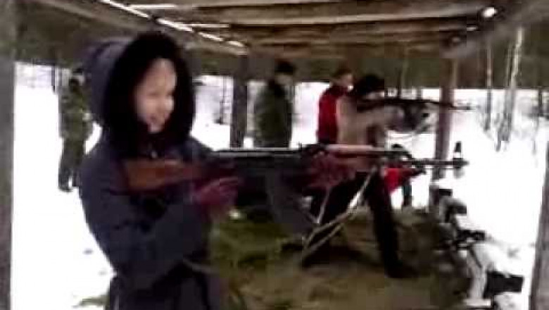 Девушка стреляет из автомата