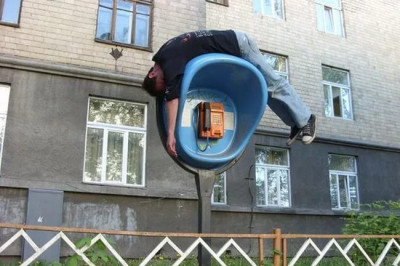 Мужик на телефоне