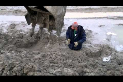 Спасение мужика экскаватором