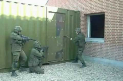 Спецназ крушит дверь