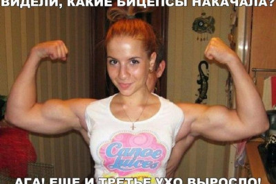 Люди демонстрируют свои мускулы и накаченное тело