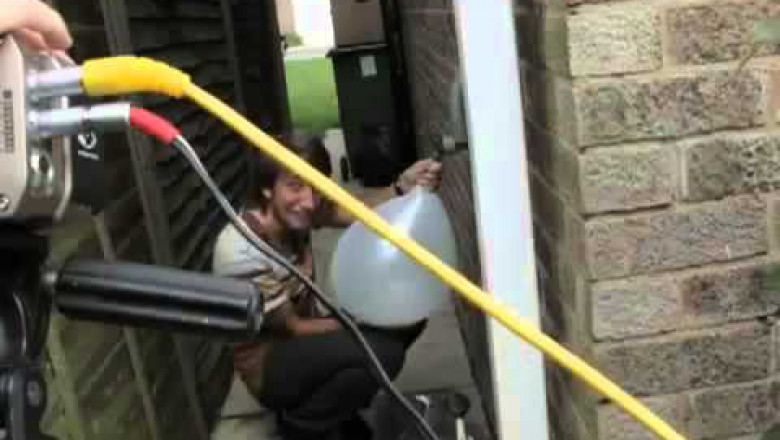 Шарик лопается очень медленно