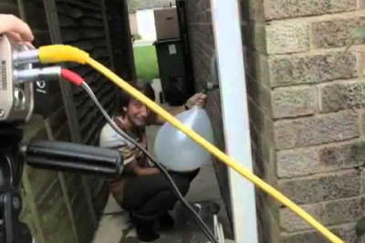 Шарик лопается очень медленно