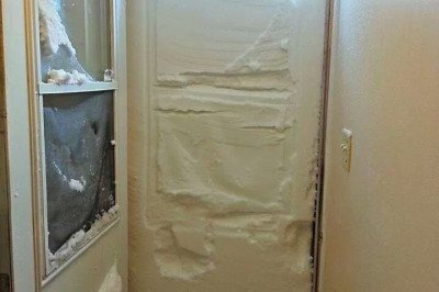 Входную дверь засыпало немного снегом