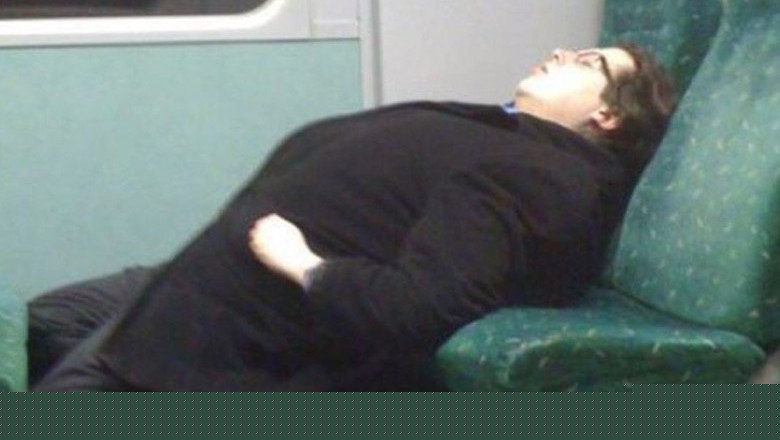 Люди отдыхают в необычных позах