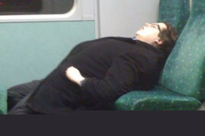 Люди отдыхают в необычных позах