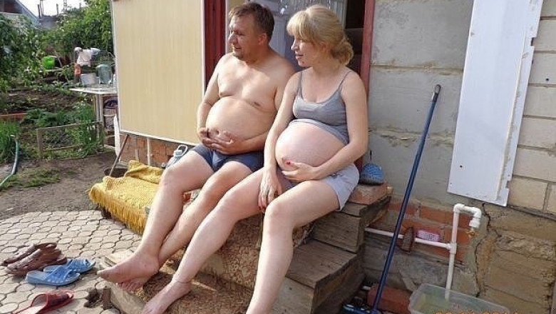 Муж и жена меряются животами