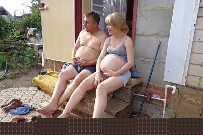 Муж и жена меряются животами