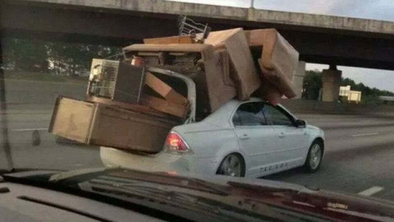 Автомобили перевозят мебель