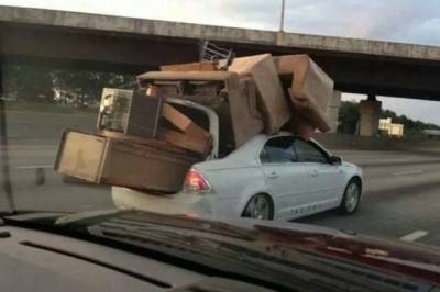 Автомобили перевозят мебель